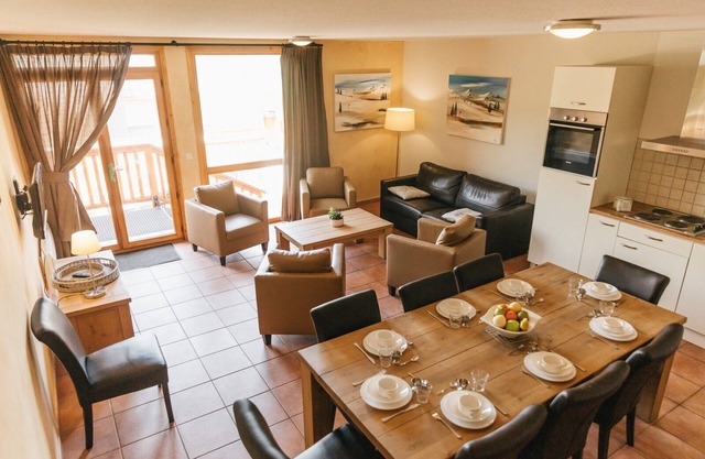 Apartment suitable for 8 persons. In center of Saint François Longchamp with ski in & out.