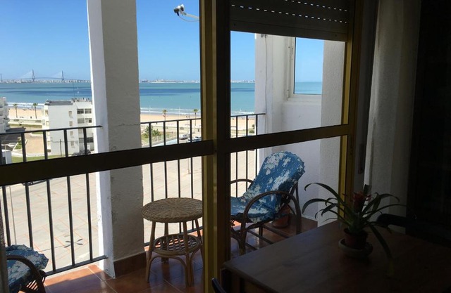 Apart frente playa Valdelagrana.Wifi y parking