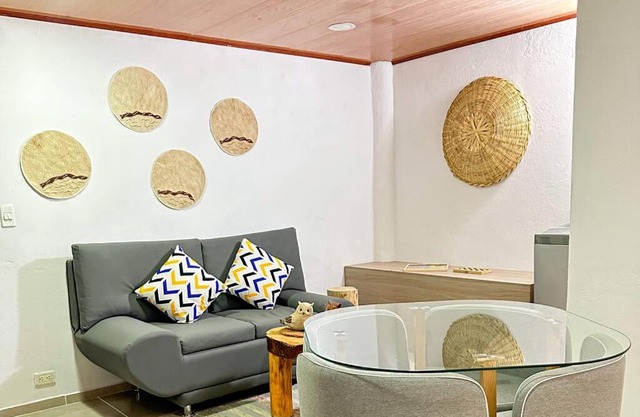 Apartamento amoblado con excelente ubicación y rutas de transporte