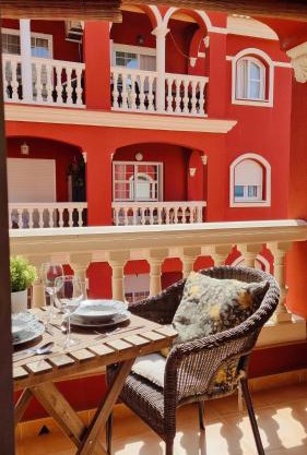 Apartamento rojo con vistas al mar