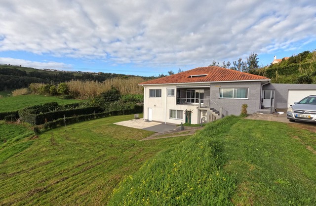 ApartamentopraiadoAlmoxarife has a peaceful view over the fields and the ocean.