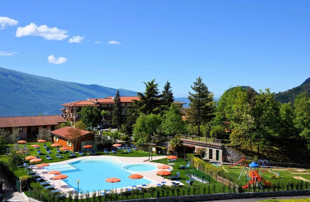 Apartement with pool and balcony with side lake view