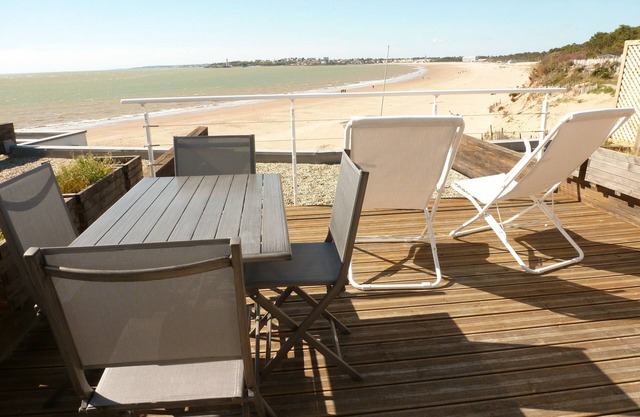 APARTMENT "LE CARRELET" sleeps 4 facing ocean and beach St Georges De Didonne