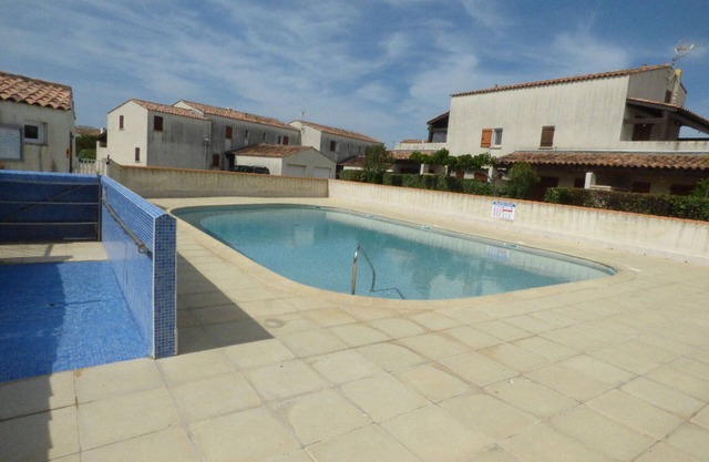 Apartment for 6 guests with pool, near the sea