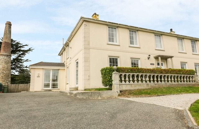 APARTMENT 1, TREARREN, family friendly, with a garden in St Agnes
