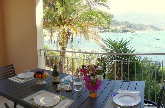 APARTMENT (4Rooms) IMPRENABLE VIEW "PIEDS DANS L'EAU N°5 (sleeps 4 to 8)