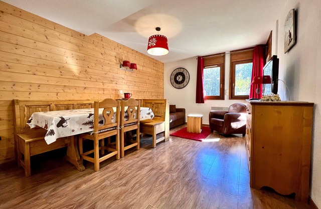 Apartment 6 ppl, pool, parking, slopeside, Flumet