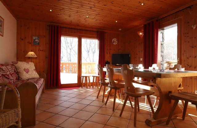 Apartment 'Alpaga 8' with Private Terrace, Shared Garden and Wi-Fi