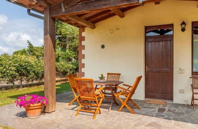 Apartment 'Amelia' with Shared Pool, Wi-Fi and Air Conditioning