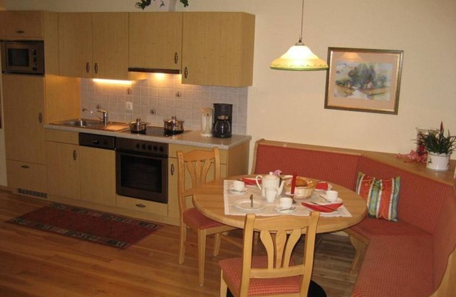 Apartment B (4-5 people/2 bedrooms, 1 WSR) - Landhaus Innrain