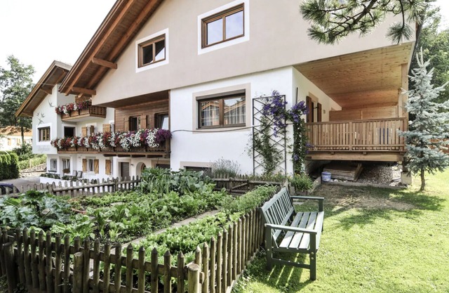 Apartment "Bergfrieden 2 B" with Mountain View, Pool, Wi-Fi, Terrace & Garden