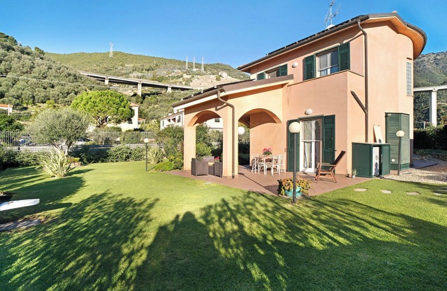 Apartment 'Ca' Du Barba' with Private Terrace, Private Garden and Wi-Fi