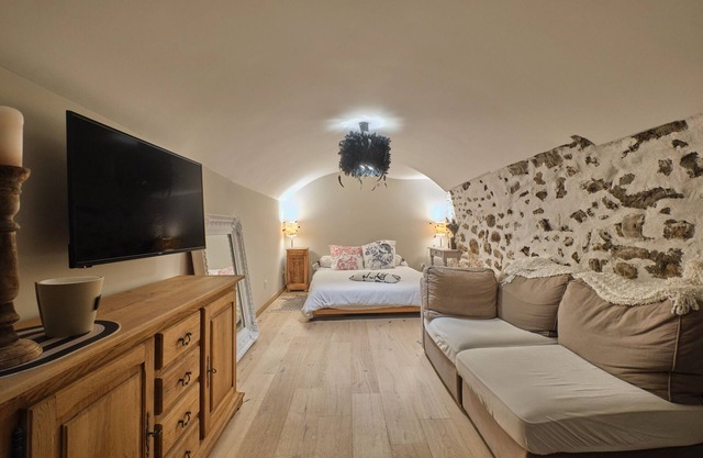 Apartment 'Chez Les Amoureux' with Wi-Fi