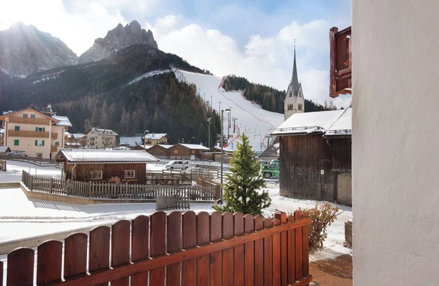 Apartment "Ciasa Piz Quadrilocale" with Mountain View, Terrace and Wi-Fi
