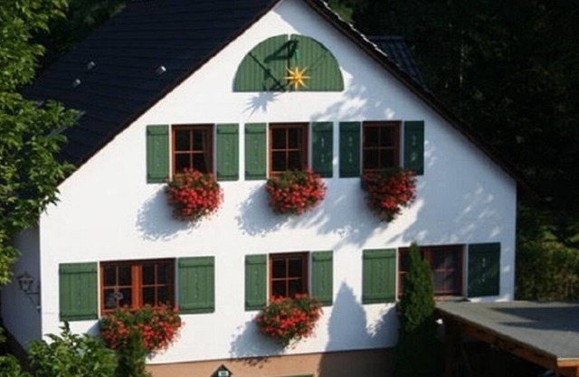 Apartment on the upper floor with two bedrooms and use of the garden,