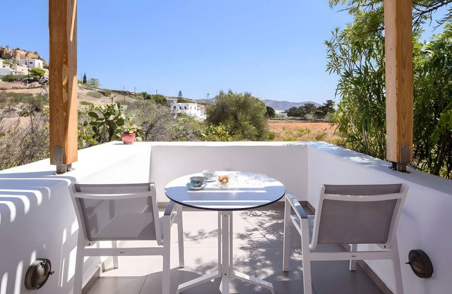 Apartment 'Echinousa Kimolos katoikia no6' with Mountain View, Wi-Fi and Air Conditioning