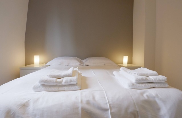 Apartment-Ensuite with Bath-Courtyard view