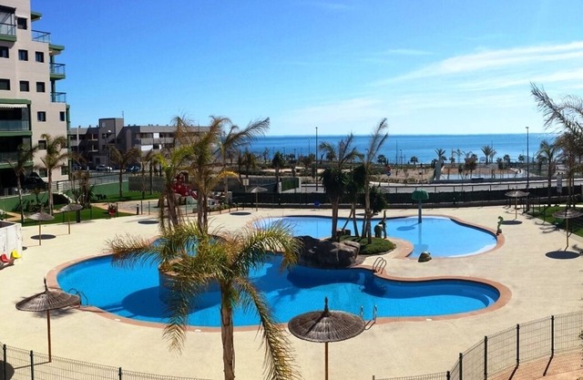 Apartment in 1st line of the sea with community pools