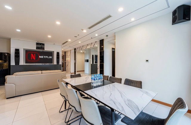 Apartment for Rent at Vinhomes Central Park/Căn Hộ Vinhomes Cho Thuê