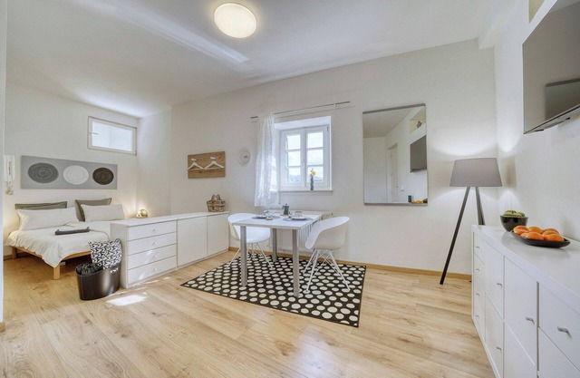 Apartment for 2 people, centrally located with garage and garden
