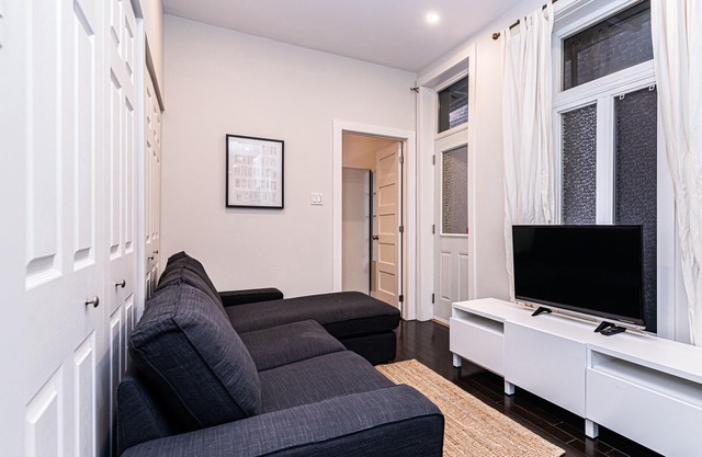 Apartment Furnished One bedroom St-Denis 2-4131