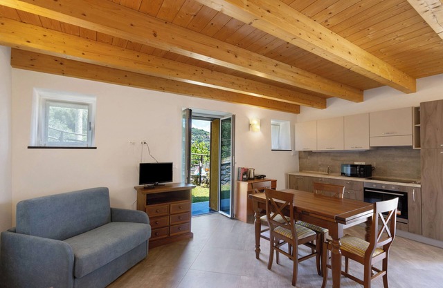 Apartment 'Giobatta' with Private Garden, Wi-Fi and Air Conditioning