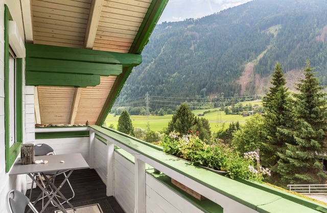 Apartment "Gletscherblick" at Molltaler Appartements with Mountain View, Balcony & Wi-Fi