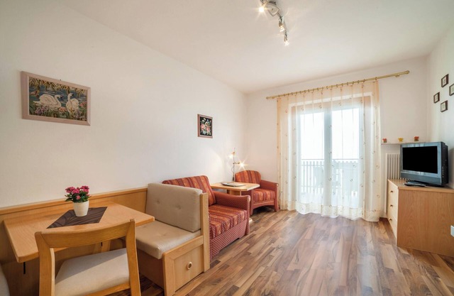 Apartment "Haus Hohenrain 3" with Mountain View, Pool, Wi-Fi, Terrace & Garden