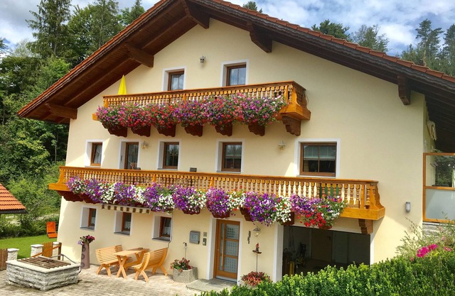 Apartment 'Haus Peschl Fewo 2' with Shared Garden, Balcony and Wi-Fi