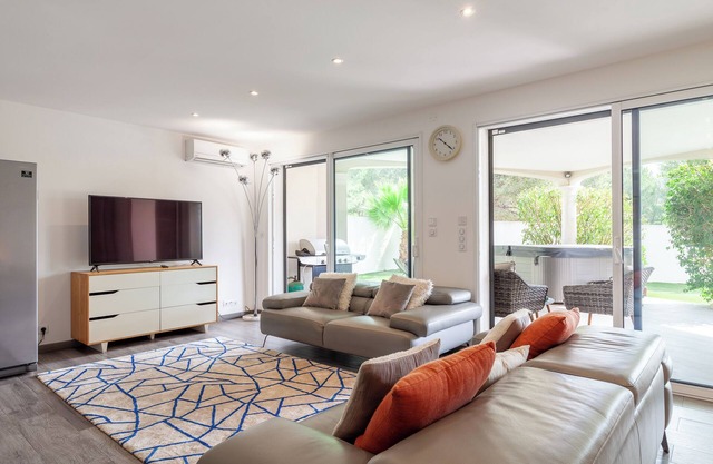 Apartment 'Havre De Paix 500m De La Mer' with Private Terrace, Wi-Fi and Air Conditioning
