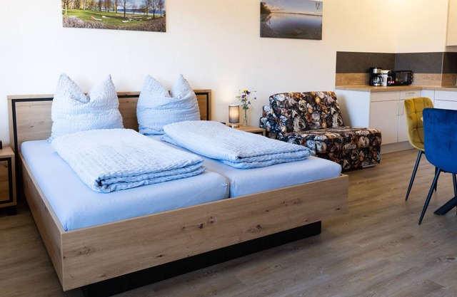 Apartment 'Höri Nest - Abendsonne Appartement' with Balcony and Wi-Fi