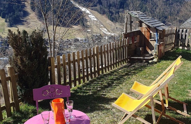 Apartment in a chalet, garden and beautiful view of Morzine and its mountains