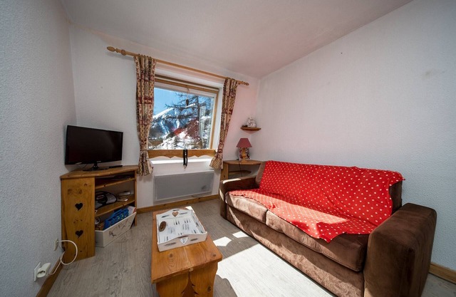 Apartment in Allos with Stunning Mountain Views