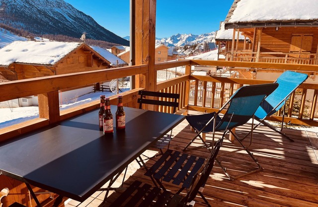 Apartment in chalet, at the foot of the slopes, garage, terrace, wifi.