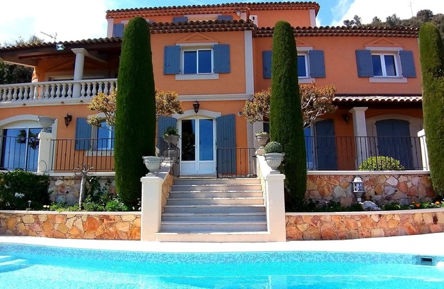 Apartment in charming villa, panoramic view of the sea and the village of Cabris