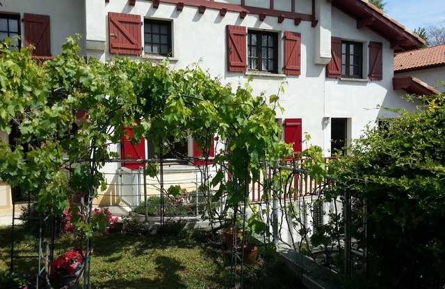 Apartment in detached house, quiet residential area "L'Orée du lac"