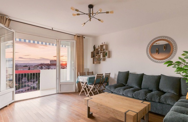 Apartment in residence, free parking, balcony, sunset