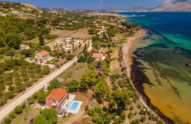 Apartment in two-apartment-house, 50 m from the sea