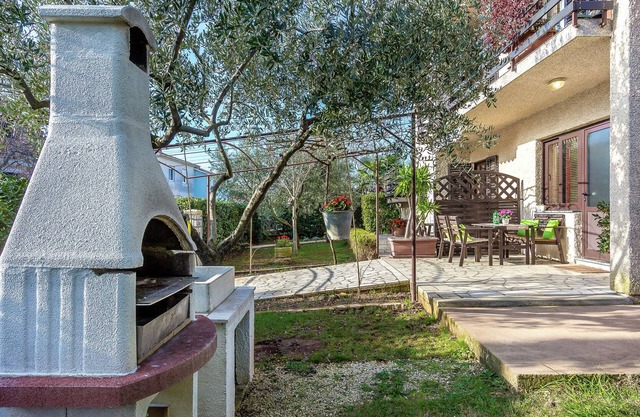 Apartment in Vinkuran with Garden Terrace