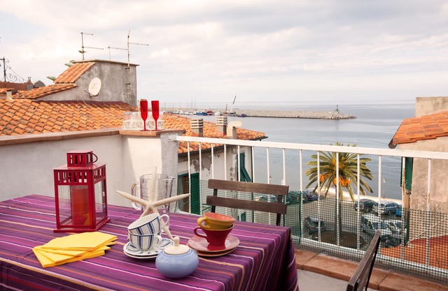 Apartment with terrace facing the sea