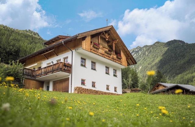 Apartment "Kuglerhof 1" with Mountain View, Wi-Fi, Balcony, Terrace & Garden; Pet Friendly