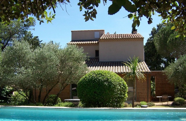 Apartment L'Orée de l'Eure, Uzès. Garden, large non-shared pool