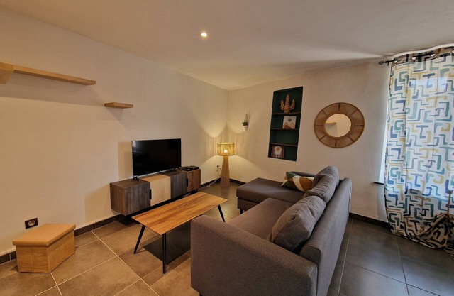 Apartment 'La Glycine' with Wi-Fi and Air Conditioning