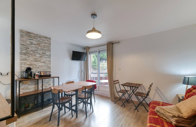 Apartment 'Le May'hé - Studio Cabin and Balcony' with Mountain View and Balcony