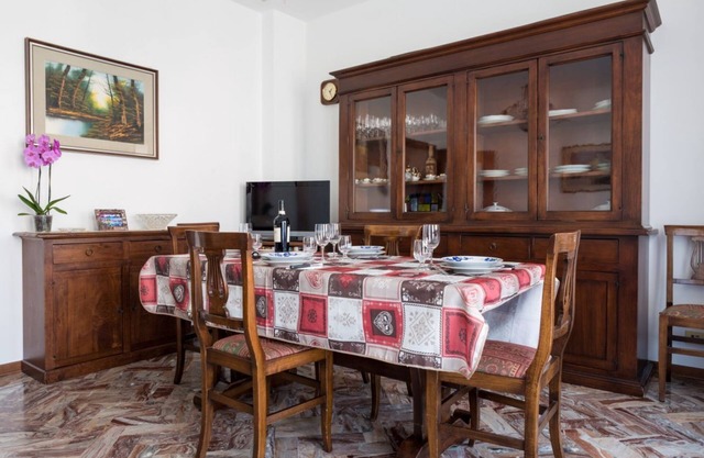 Apartment located on the first floor of a building WITHOUT lift. We are located in a residential area, a few minutes walk from the hospital, very convenient and quiet.Four-room apartment of 95 m2, with two bedrooms and a sofa bed in the living room.It co