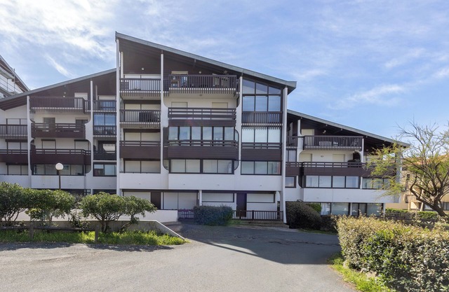 Apartment "Location Noly" with Sea View, Private Terrace & Wi-Fi