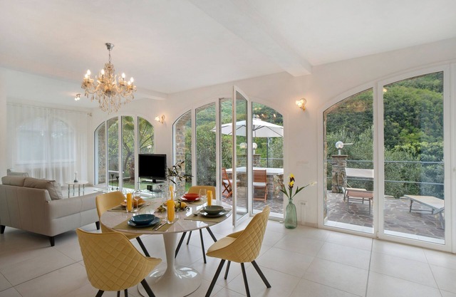 Apartment 'Loggia Oliveto' with Mountain View, Wi-Fi and Air Conditioning