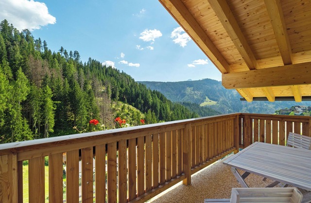 Apartment 'Lü Da Plazores Falc' with Mountain View, Shared Garden and Wi-Fi