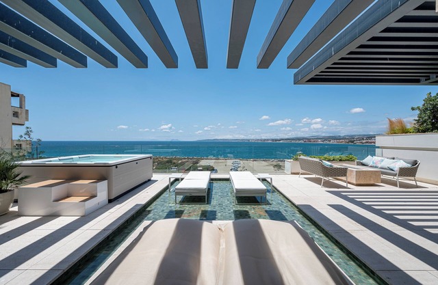 Apartment 'Luxury Front Line Beach' with Sea View, Wi-Fi and Air Conditioning