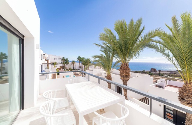 Apartment Macenas Palm House with Sea View, Shared Pool & Terrace